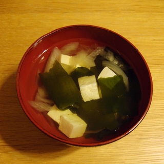 白だしを使って簡単に☆玉葱とワカメと豆腐のお吸い物